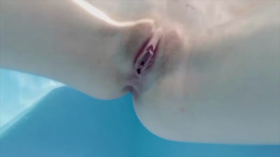 Masturbation dans la piscine de l'hotel juste avant la baise