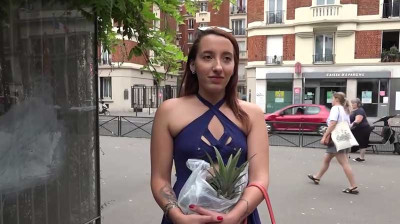 Francesa de 21 en un trío anal amateur